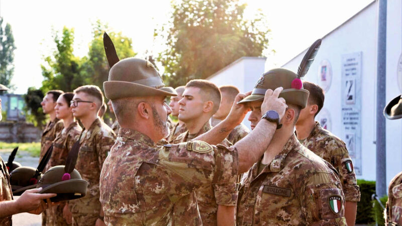 Consegna del cappello alpino ai nuovi guastatori del 32° reggimento di Fossano