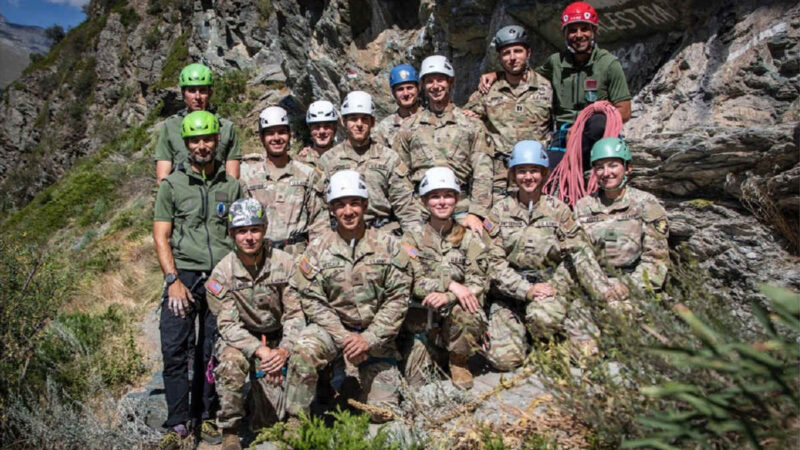 Giovani ufficiali delle truppe alpine e cadetti di West Point concludono il corso basico di alpinismo