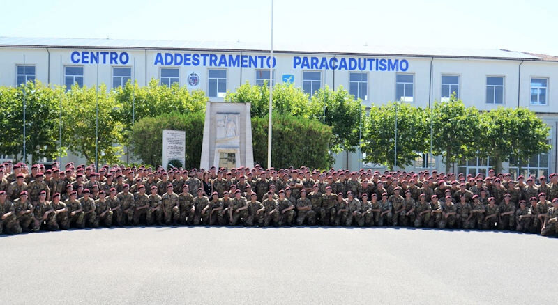 Consegna del basco ai nuovi paracadutisti