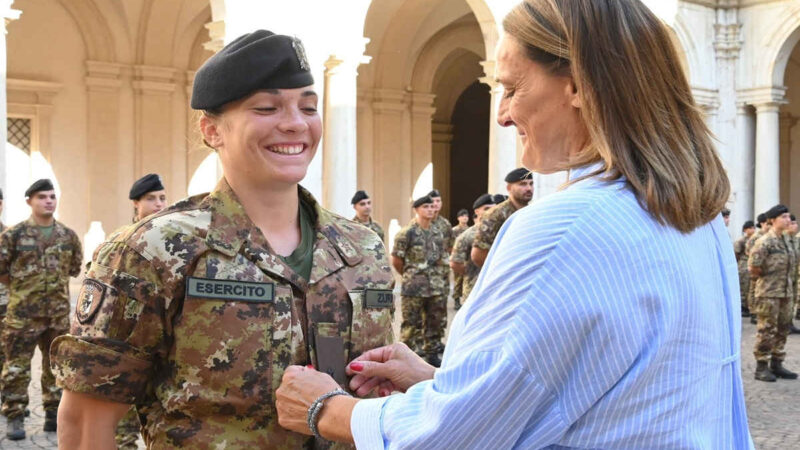 Gli allievi del 205° corso “Fierezza” ricevono il grado da ufficiale, mentre i nuovi aspiranti fanno il loro ingresso a Palazzo Ducale