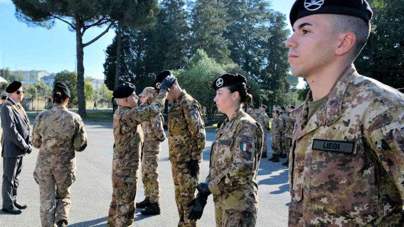 Bracciano, i volontari in ferma iniziale ricevono il basco di artiglieria