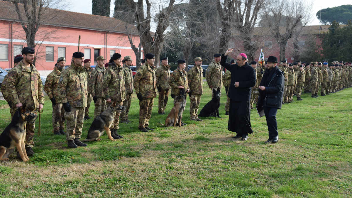 Il vescovo di Grosseto in visita al Centro Militare Veterinario