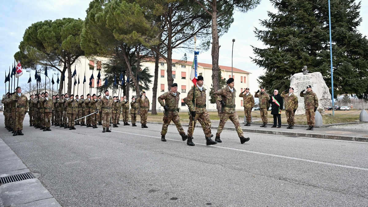 Lo stendardo dei “Lancieri di Novara” in partenza per il Kosovo