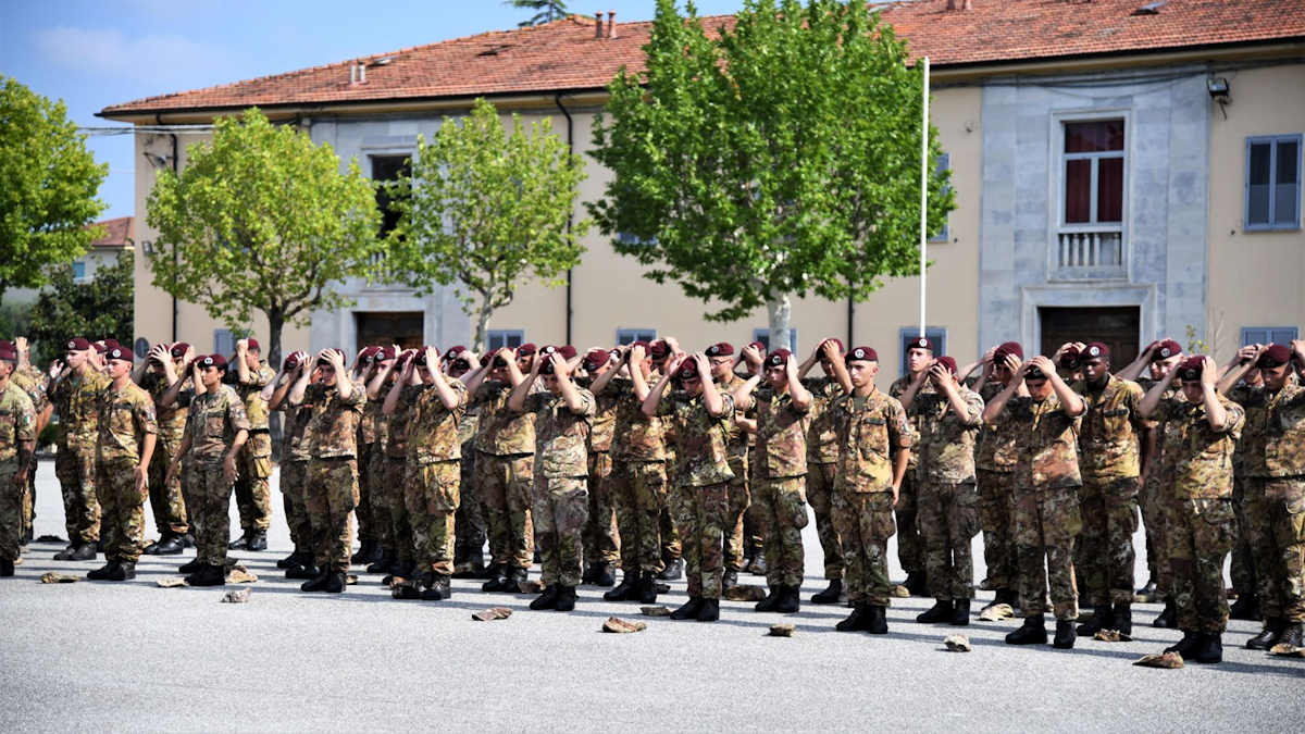 Consegnato il basco amaranto ai i nuovi paracadutisti