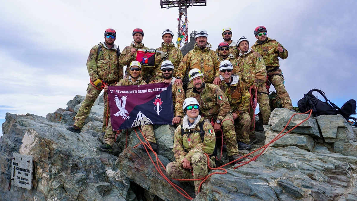 I guastatori alpini del 32⁰ reggimento in vetta al Monviso